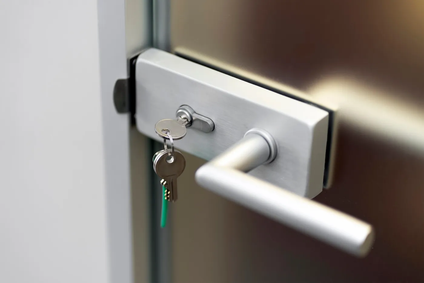Serrure de porte commune vitrée d'une copropriété à Guyancourt